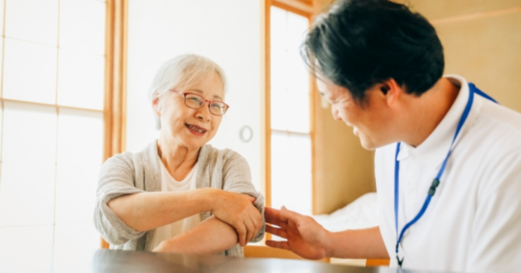 利用者の体の具合を確認する2