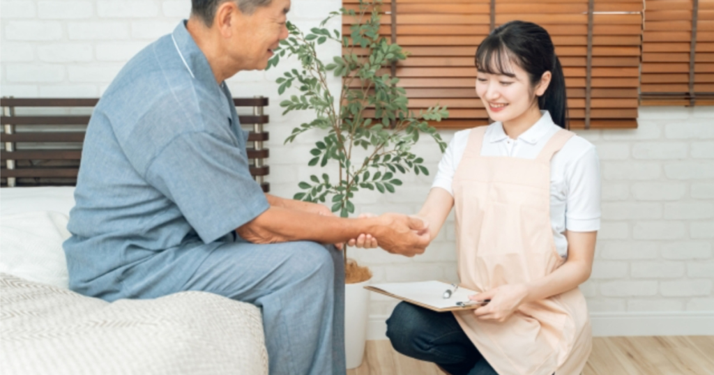 利用者の体の具合を確認する4