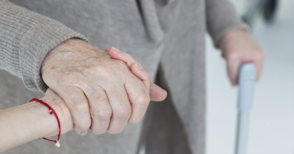 介護者が手を添える