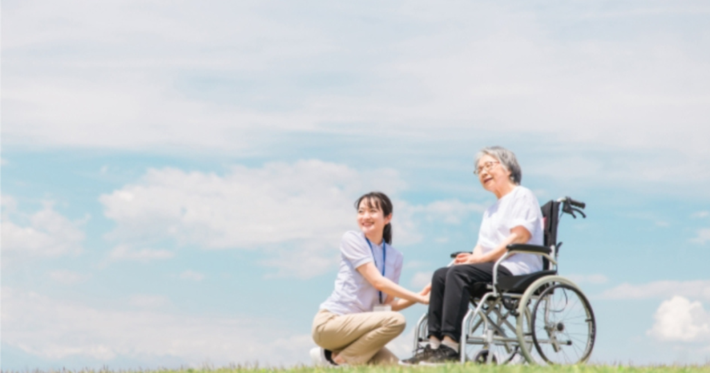 介護者と車椅子で近所を散歩