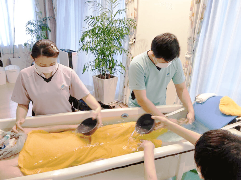 【訪問入浴介護とは？】サービスを利用するメリットと注意点を解説を表す画像