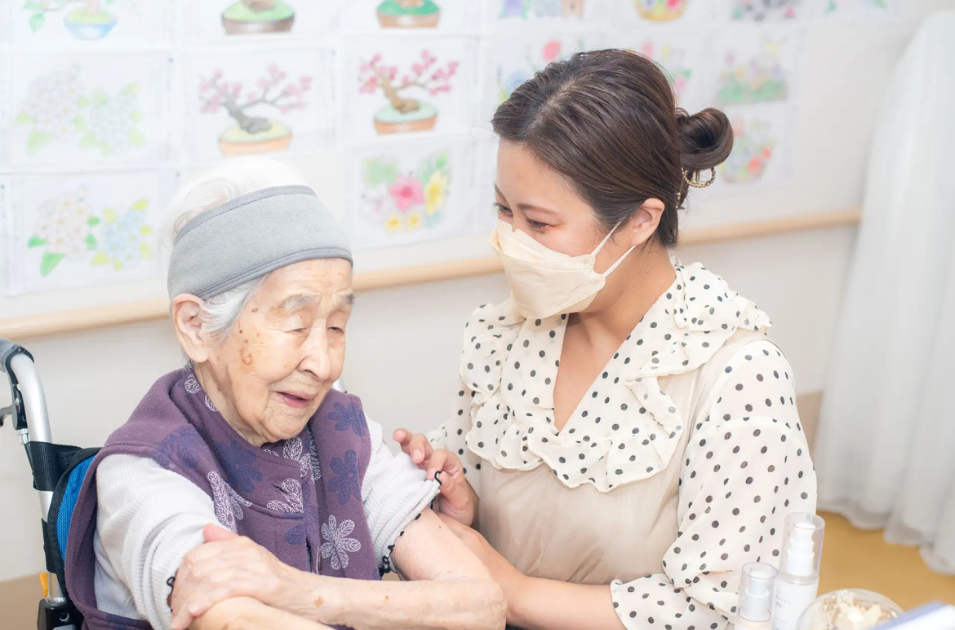 介護×美容の新市場：普及が広がる「介護美容サービス」を表す画像
