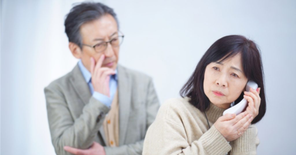 相談の電話をかける夫婦