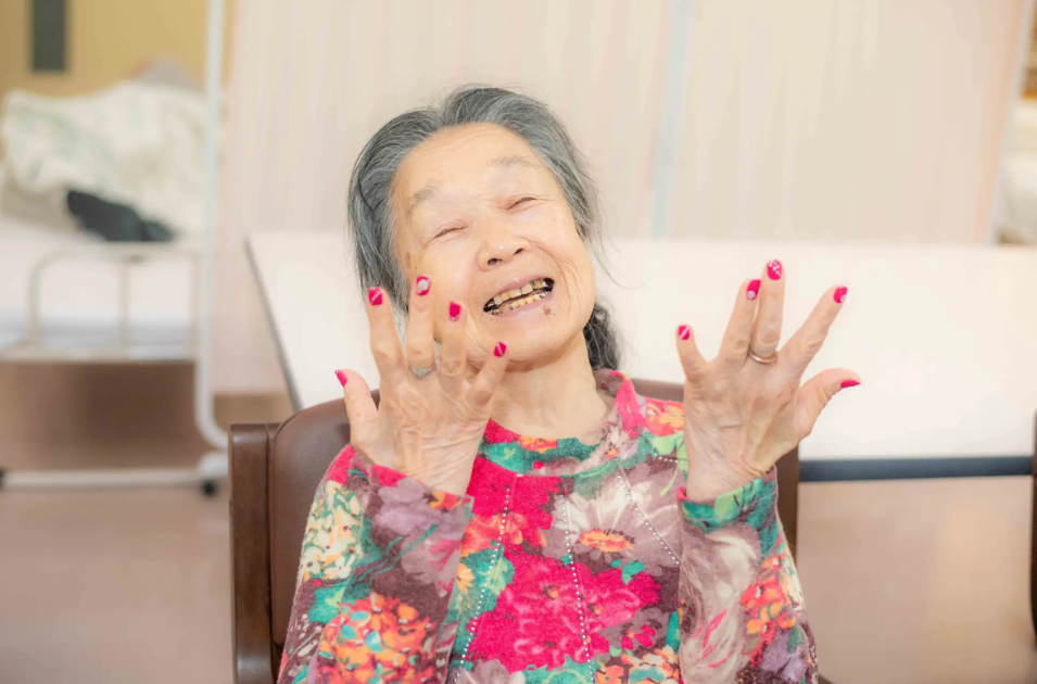 介護美容サービスで嬉しいそうな利用者