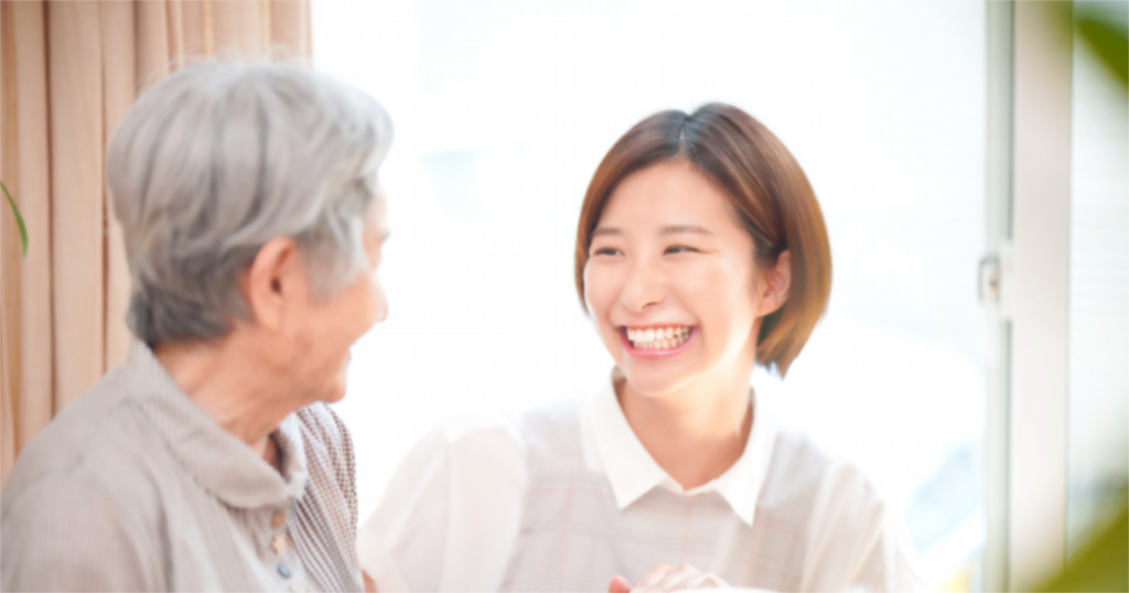 介護者と笑顔を交わす