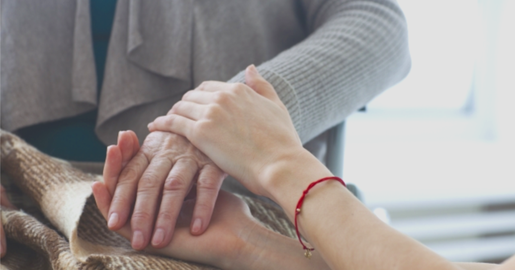 手を添えて不安を和らげる画像