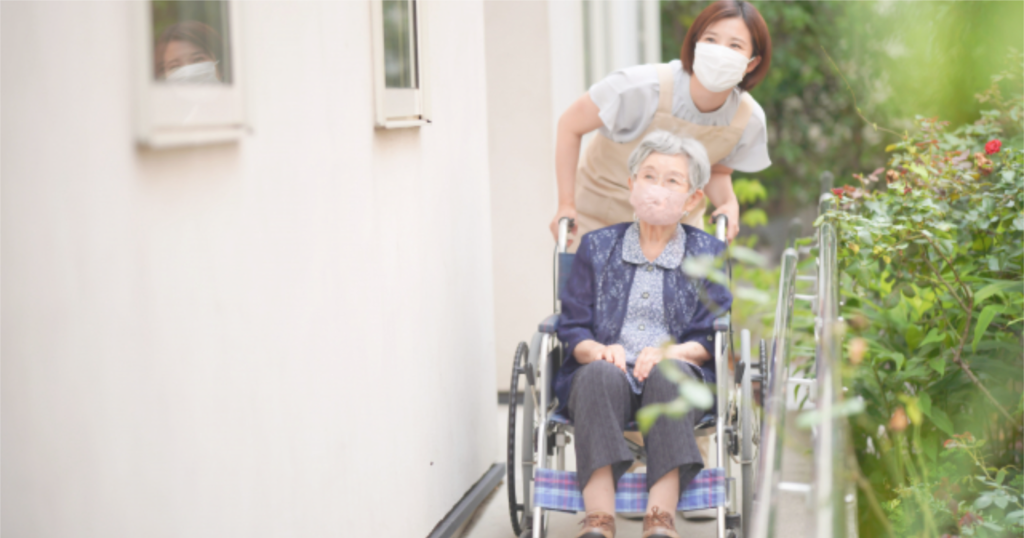 介護者と車椅子でお散歩