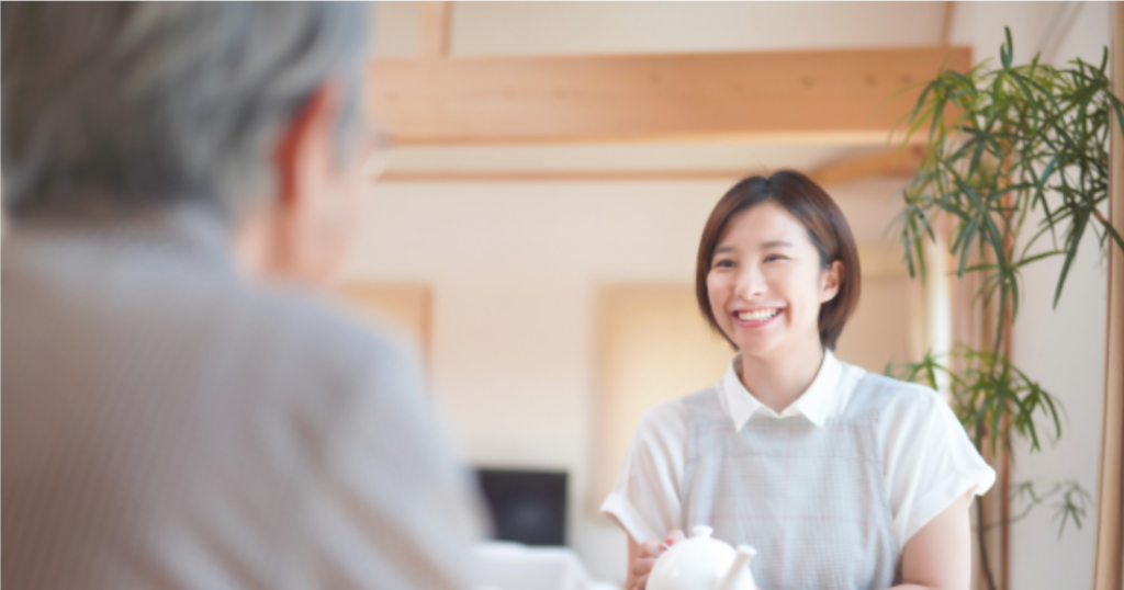介護者と自宅で和やかに過ごす