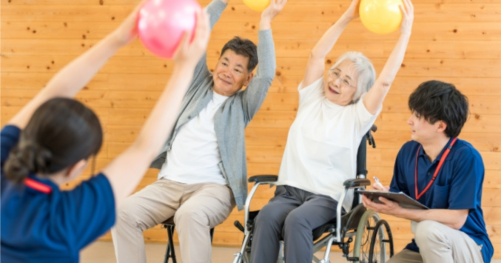 利用者の仲間とリハビリに励む