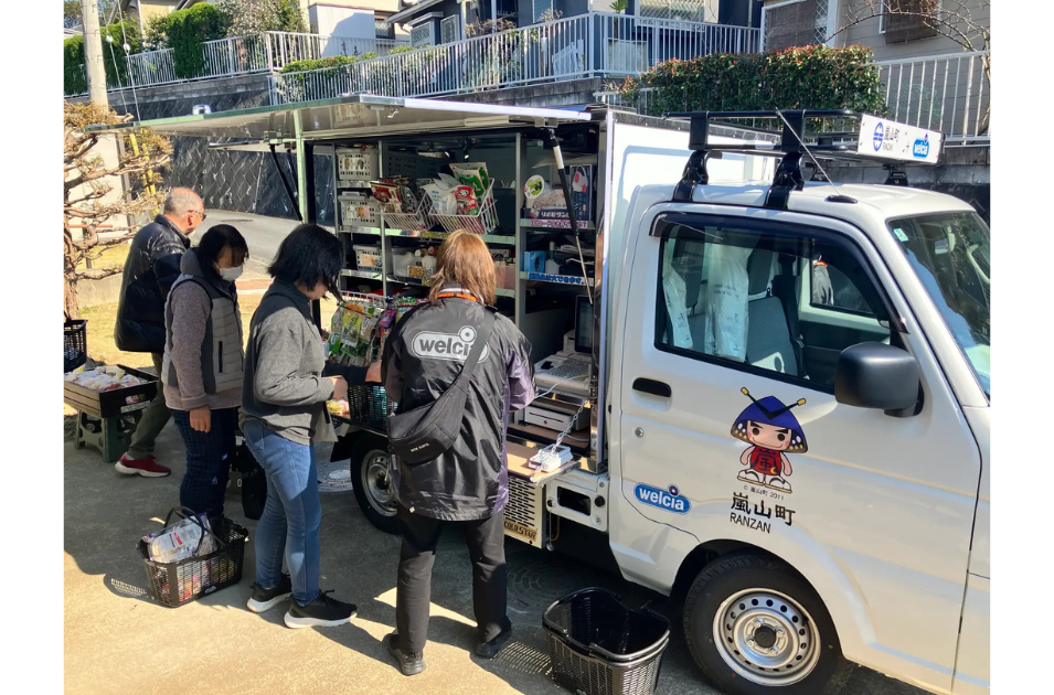 移動販売車による買い物支援と健康相談で高齢化社会の課題に挑むを表す画像