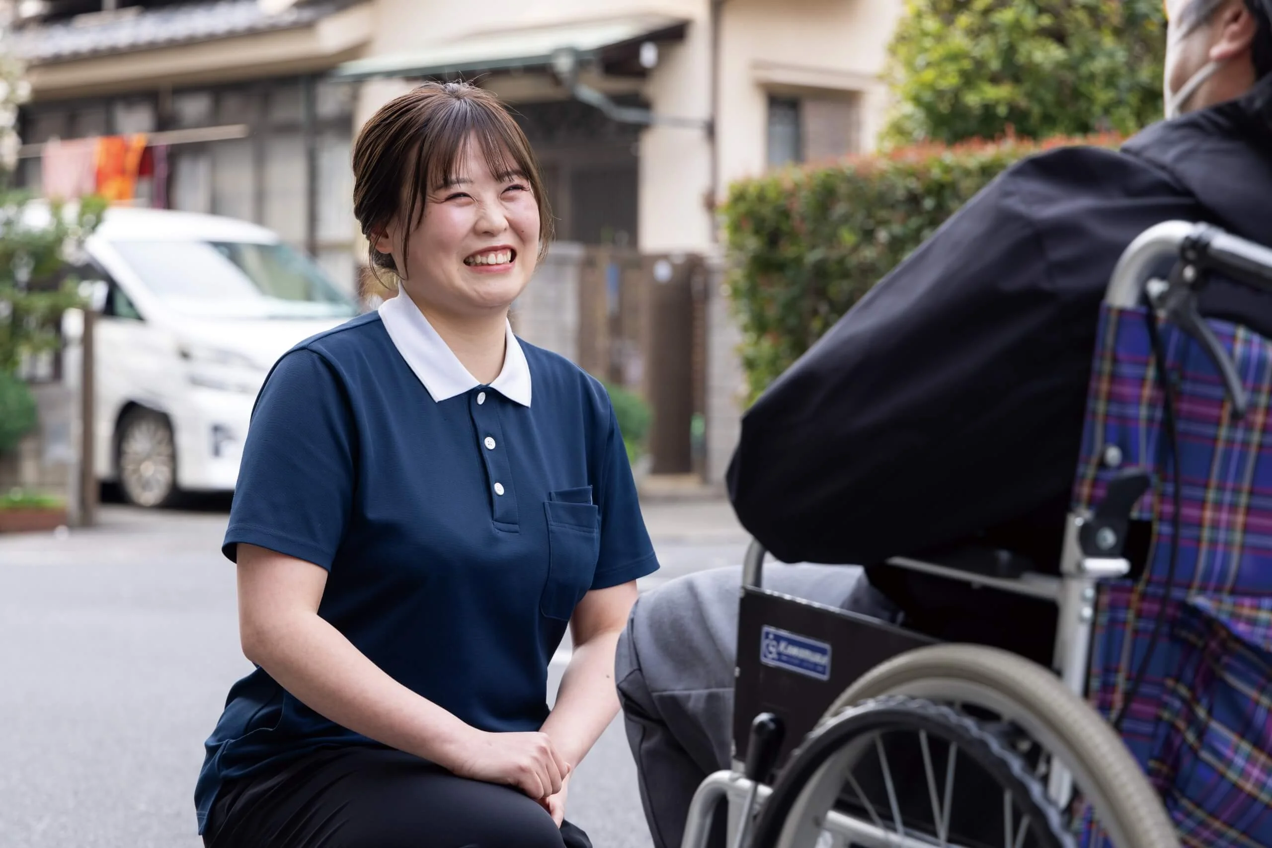 利用者と笑い合う介護者