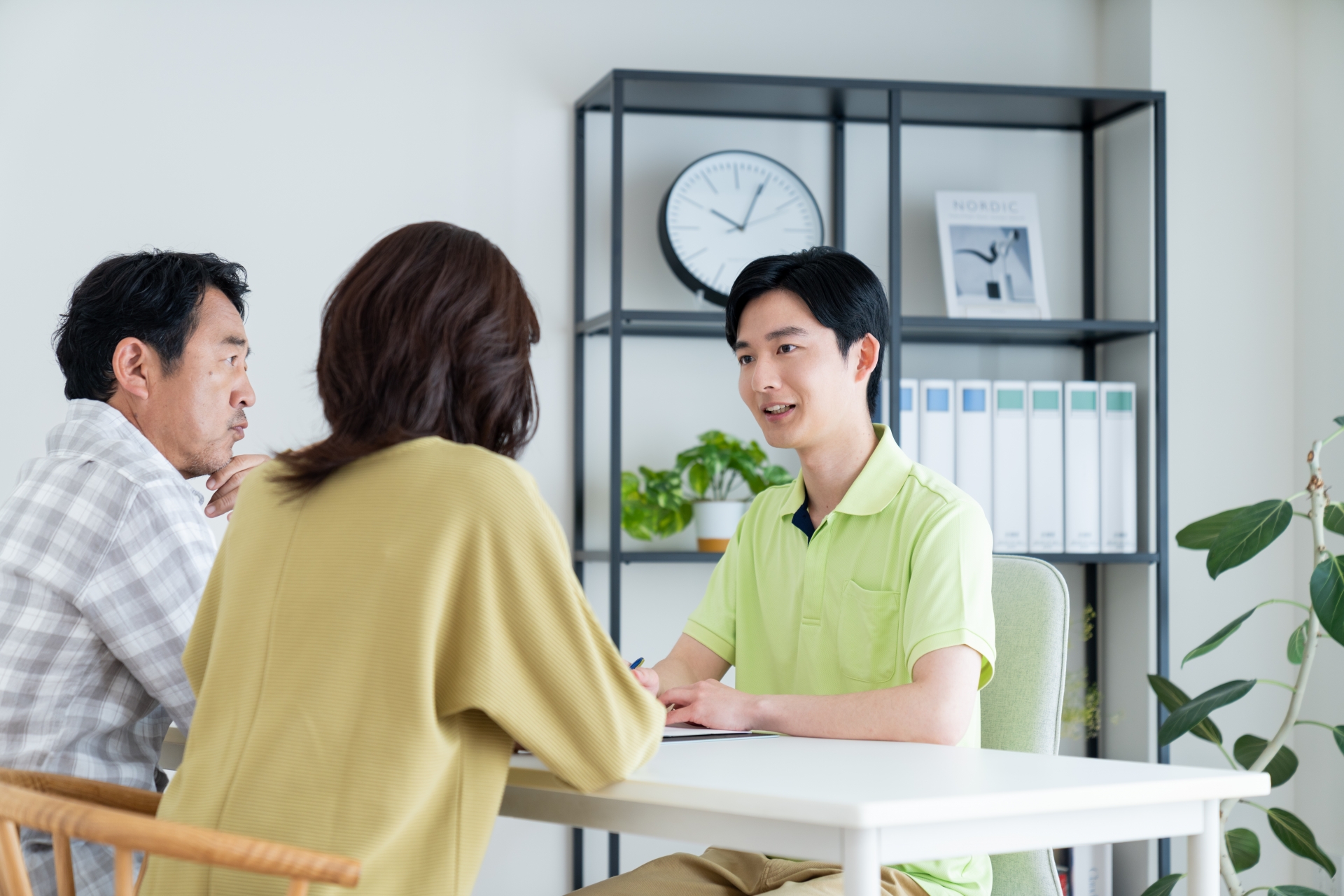 スタッフより説明を受ける夫婦