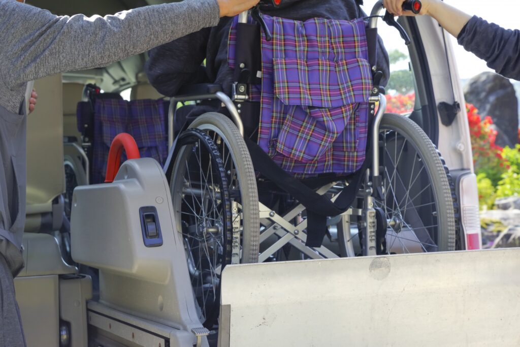 車椅子利用者が送迎車に乗車している様子