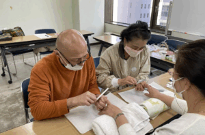 介護現場に“癒し”を届ける新資格「ヘルパーネイリスト®」講座を表す画像