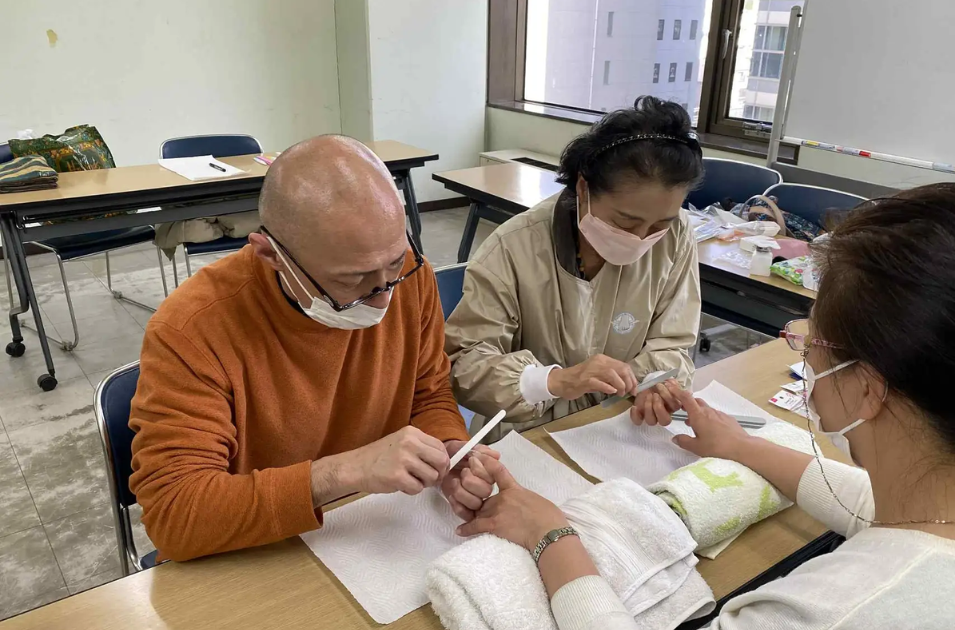 介護現場に“癒し”を届ける新資格「ヘルパーネイリスト®」講座を表す画像