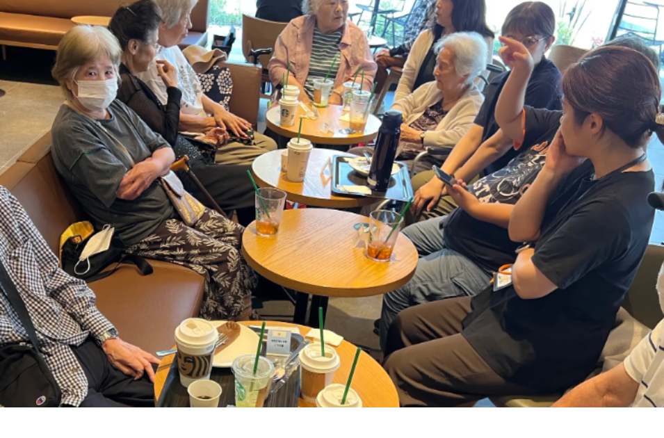 介護施設とスタバが連携、名古屋市で新しい形の「認知症カフェ」がスタートを表す画像