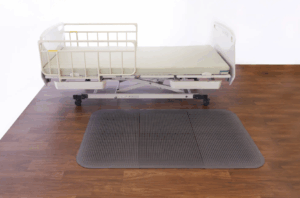 転倒骨折リスクを軽減、より軽く進化した「ころやわマットⅢ」初披露を表す画像