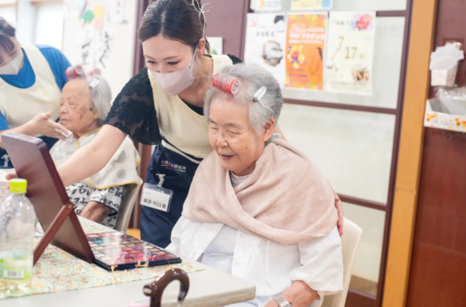 「美容ケア」でフレイル予防を。介護美容研究所が横浜市と連携、高齢者の社会参加を後押しを表す画像