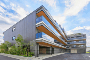 アズパートナーズ、春日部市に新拠点。ホームとデイの併設でシームレスな介護を提供を表す画像