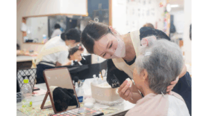 介護の日に注目｜美容で笑顔を取り戻す「ケアビューティスト」の広がりを表す画像