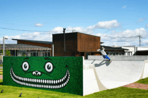 スケートパーク併設の特養が誕生：栗林荘（りつりんそう）が地域と共に再出発を表す画像