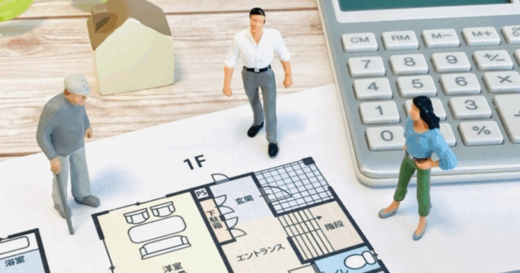 自宅の図面を見ながら話し合う様子