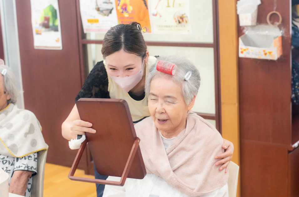 介護美容の導入が13倍に拡大　美容が“介護インフラ”になる可能性を表す画像