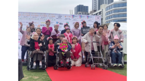 101歳がランウェイへ　介護と美容がつなぐ多世代ファッションウォークを表す画像