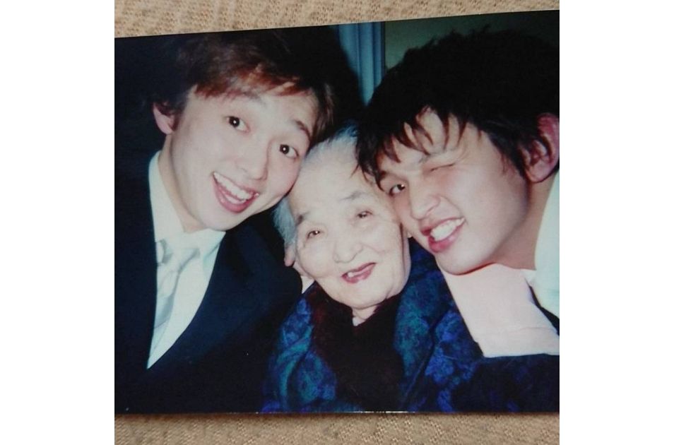 若かりし頃の福井さんとご家族（お母様・お祖母様）が笑顔で寄り添う、温かい思い出の写真