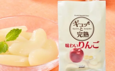 介護食「ギュッと完熟 味わいりんご」のパッケージと、ガラスの器に盛り付けられた柔らかそうなりんごのアイキャッチ画像。