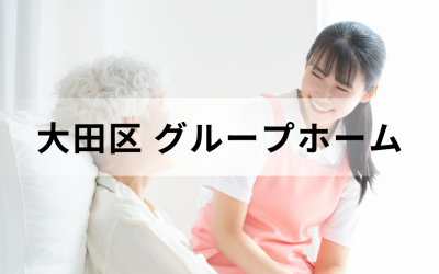 介護スタッフがベッドにいる利用者と会話している