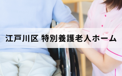 スタッフが車椅子に乗っている利用者の手に自分の手を添えている