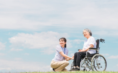 介護者と車椅子で近所を散歩