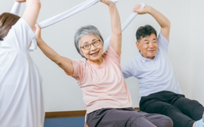 利用者の仲間とリハビリに励む２