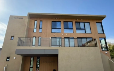 社会福祉法人奉優会が2026年3月に東京都板橋区に開所した「優っくりグループホーム板橋四葉」「優っくり看護小規模多機能介護板橋四葉」のモダンな外観写真とプレスリリース文。