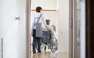 車椅子を押す介護者