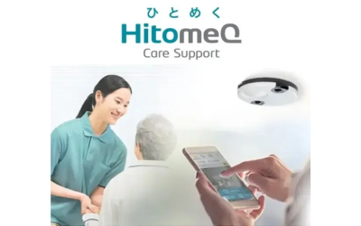 介護見守りシステム「HitomeQ（ひとめく） Care Support」のイメージ。天井のセンサーカメラ、操作するスマートフォン、笑顔で接する介護スタッフと高齢者の様子。