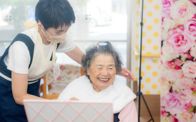 「介護美容」で嬉しそうな利用者