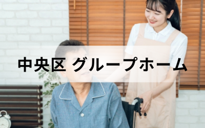 車椅子を押しながら利用者と会話する介護スタッフ