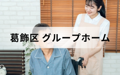 車椅子を押しながら利用者と会話する介護スタッフ