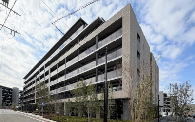 サービス付きシニア向け分譲マンション「デュオセーヌ千葉蘇我」の外観。青空を背景にしたスタイリッシュな建物のイメージ。