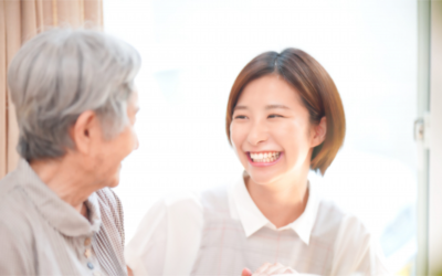 介護者と笑顔を交わす
