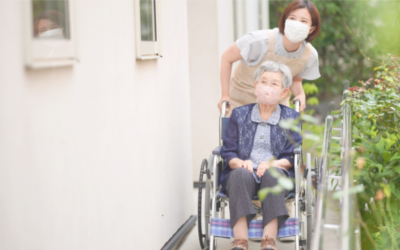 介護者と車椅子でお散歩