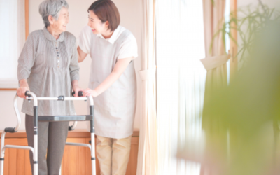 介護者と利用者が笑い合う